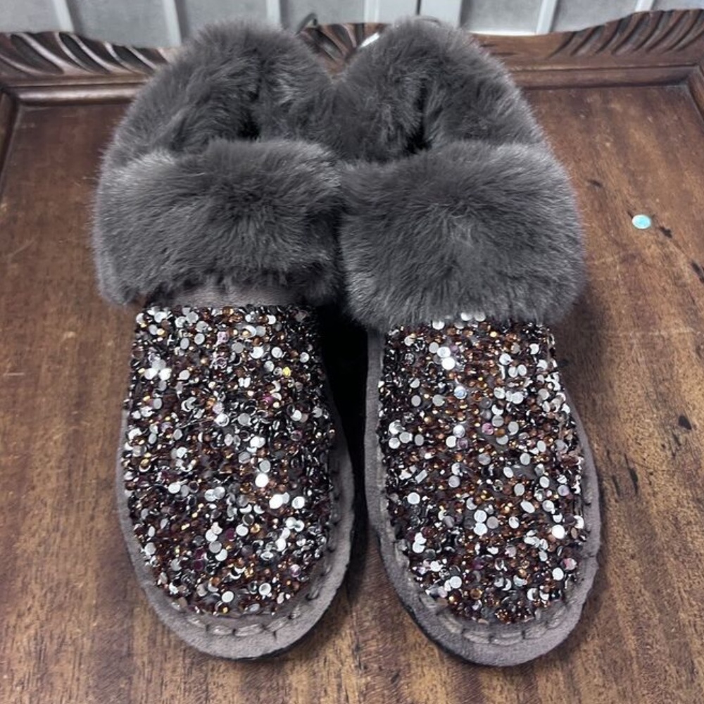 Relax Confortable Shoes,Woman,Sz 33,frost gold, fake fur, non-slip, zipper.!